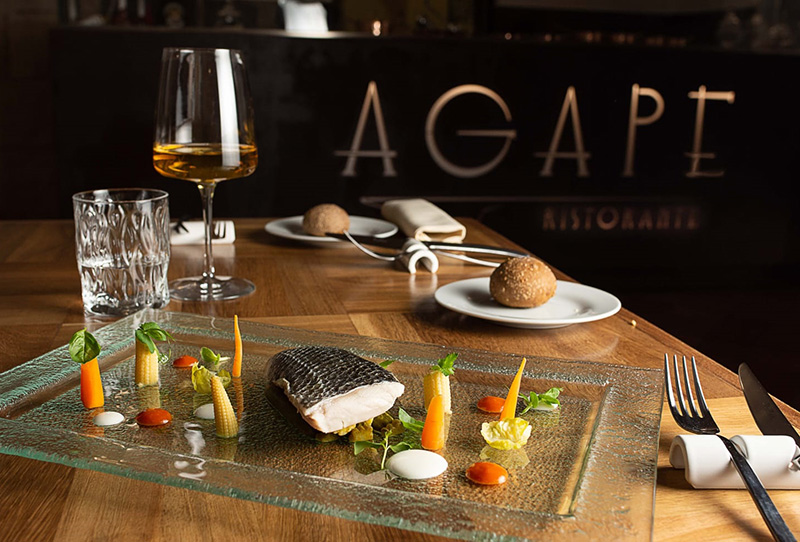 Filetto di spigola al vapore con verdurine baby in agrodolce e salsa all’asprinio d’Aversa